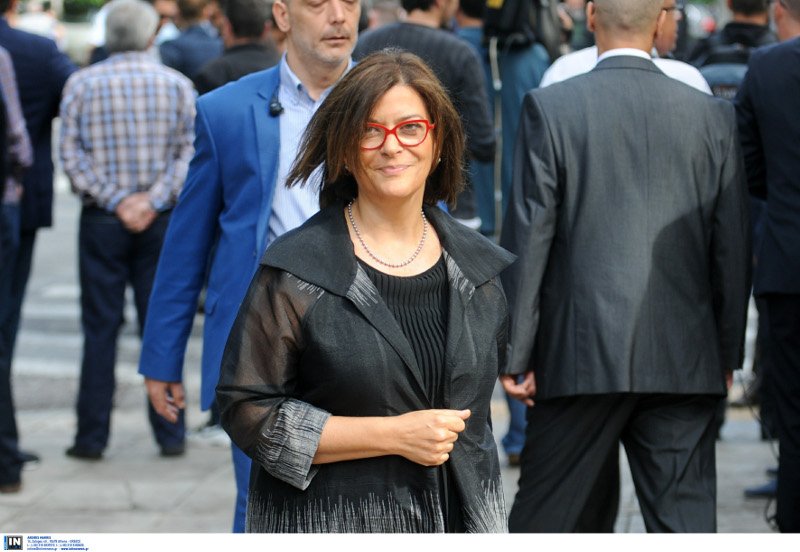 Σαρωτικές εμφανίσεις στην ορκωμοσία: Το θεόστενο φόρεμα της Τζάκρη, τα κόκκινα αξεσουάρ της Γεροβασίλη, η σικάτη Κουντουρά [εικόνες] | iefimerida.gr 19