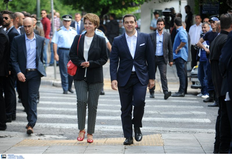 Σαρωτικές εμφανίσεις στην ορκωμοσία: Το θεόστενο φόρεμα της Τζάκρη, τα κόκκινα αξεσουάρ της Γεροβασίλη, η σικάτη Κουντουρά [εικόνες] | iefimerida.gr 2