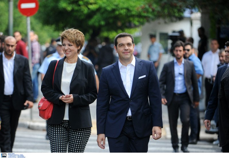 Σαρωτικές εμφανίσεις στην ορκωμοσία: Το θεόστενο φόρεμα της Τζάκρη, τα κόκκινα αξεσουάρ της Γεροβασίλη, η σικάτη Κουντουρά [εικόνες] | iefimerida.gr 3