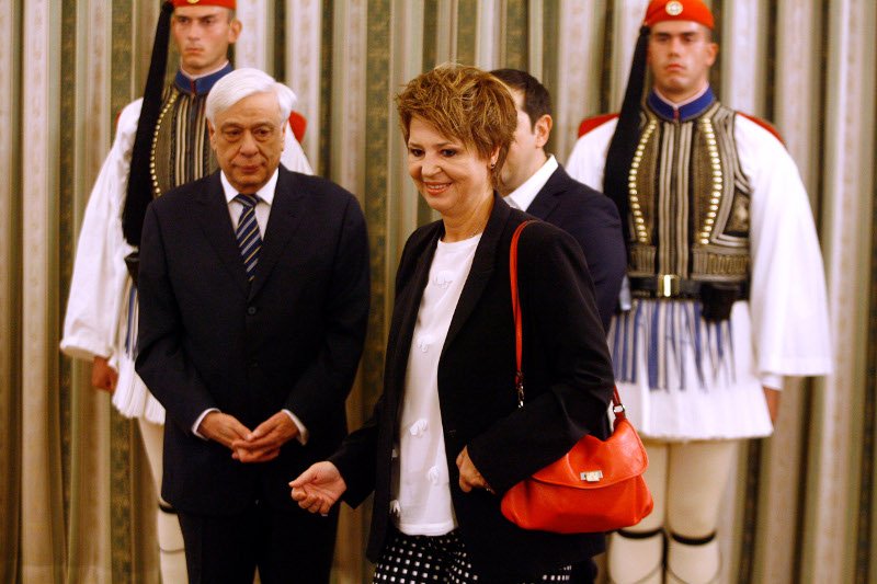 Σαρωτικές εμφανίσεις στην ορκωμοσία: Το θεόστενο φόρεμα της Τζάκρη, τα κόκκινα αξεσουάρ της Γεροβασίλη, η σικάτη Κουντουρά [εικόνες] | iefimerida.gr 4