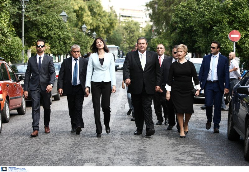 Σαρωτικές εμφανίσεις στην ορκωμοσία: Το θεόστενο φόρεμα της Τζάκρη, τα κόκκινα αξεσουάρ της Γεροβασίλη, η σικάτη Κουντουρά [εικόνες] | iefimerida.gr 5