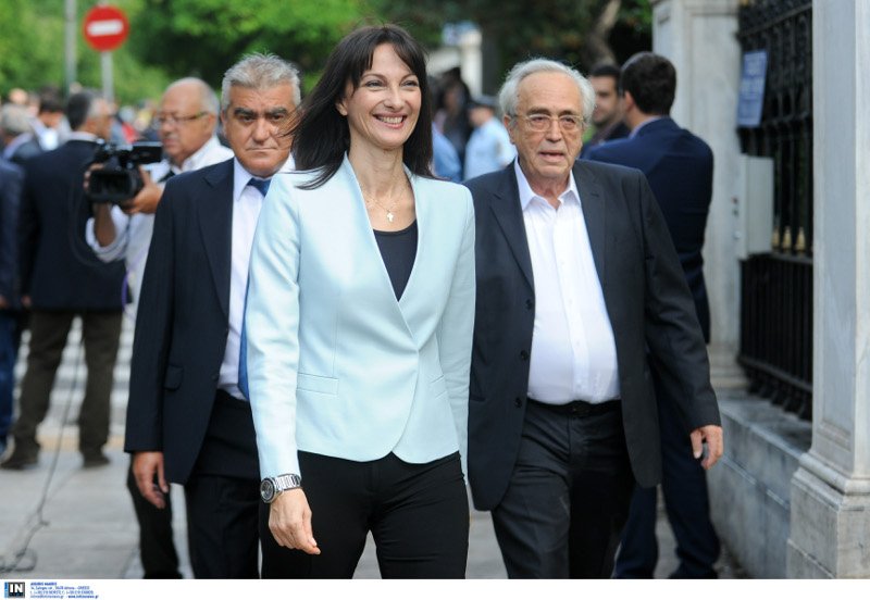 Σαρωτικές εμφανίσεις στην ορκωμοσία: Το θεόστενο φόρεμα της Τζάκρη, τα κόκκινα αξεσουάρ της Γεροβασίλη, η σικάτη Κουντουρά [εικόνες] | iefimerida.gr 6