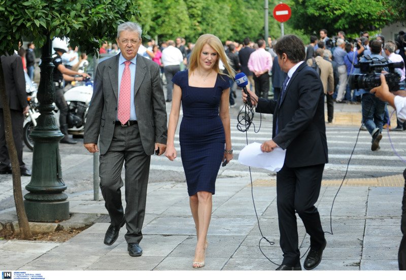 Σαρωτικές εμφανίσεις στην ορκωμοσία: Το θεόστενο φόρεμα της Τζάκρη, τα κόκκινα αξεσουάρ της Γεροβασίλη, η σικάτη Κουντουρά [εικόνες] | iefimerida.gr 8