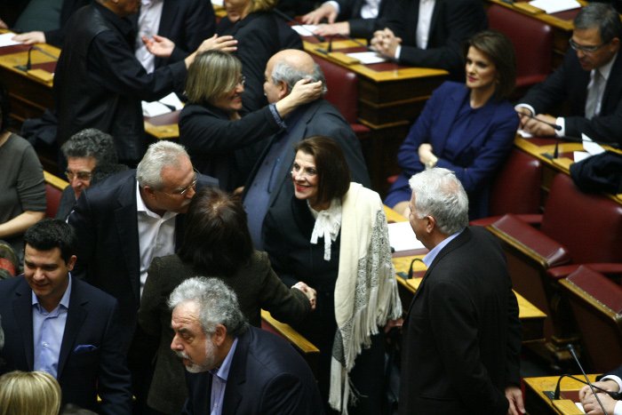 Καρέ-καρέ η ορκωμοσία της νέας Βουλής -Οι τρεις όρκοι και ο απών [εικόνες & βίντεο] | iefimerida.gr 1