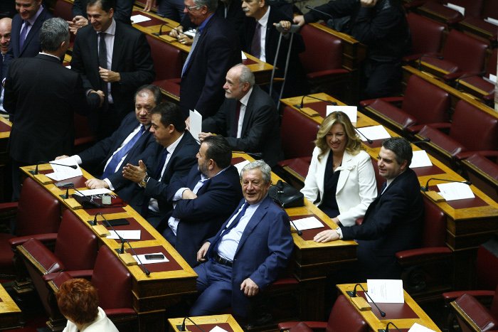 Καρέ-καρέ η ορκωμοσία της νέας Βουλής -Οι τρεις όρκοι και ο απών [εικόνες & βίντεο] | iefimerida.gr 23