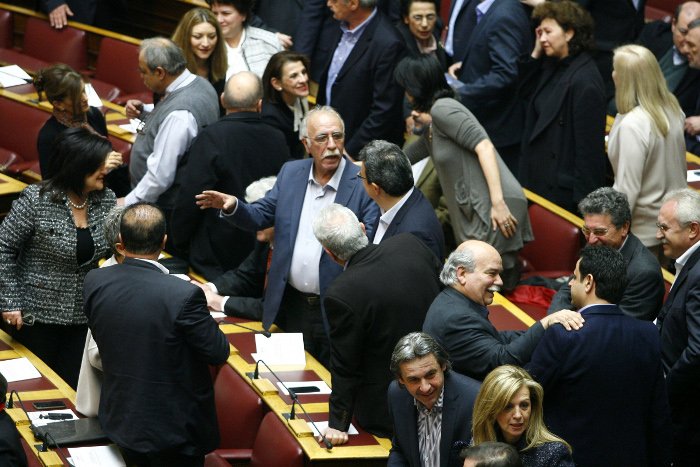 Καρέ-καρέ η ορκωμοσία της νέας Βουλής -Οι τρεις όρκοι και ο απών [εικόνες & βίντεο] | iefimerida.gr 3