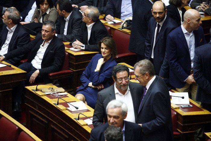 Καρέ-καρέ η ορκωμοσία της νέας Βουλής -Οι τρεις όρκοι και ο απών [εικόνες & βίντεο] | iefimerida.gr 4