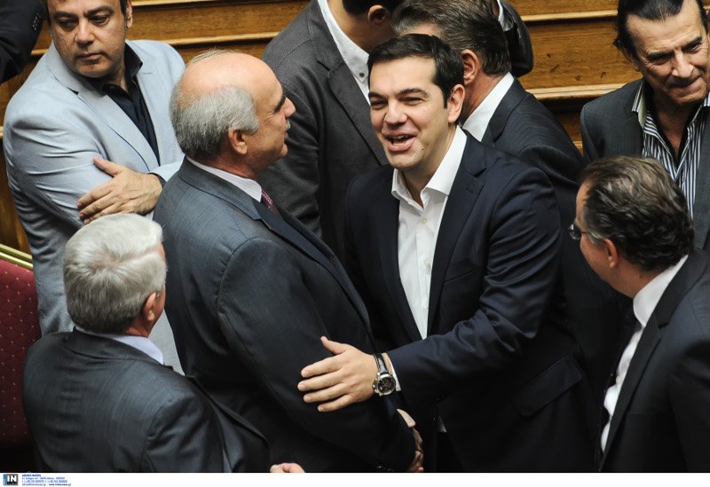 Το backstage της ορκωμοσίας στη Βουλή: Τα πηγαδάκια, οι συγγενείς στα θεωρία και το πορτοκαλί πουκάμισο του Τσακαλώτου [εικόνες] | iefimerida.gr 0