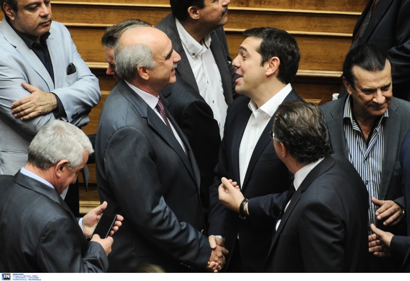 Το backstage της ορκωμοσίας στη Βουλή: Τα πηγαδάκια, οι συγγενείς στα θεωρία και το πορτοκαλί πουκάμισο του Τσακαλώτου [εικόνες] | iefimerida.gr 2