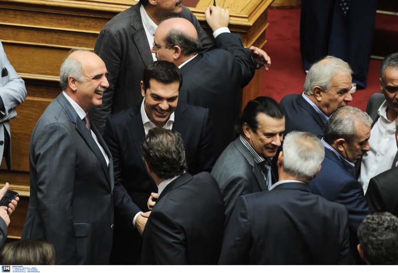 Το backstage της ορκωμοσίας στη Βουλή: Τα πηγαδάκια, οι συγγενείς στα θεωρία και το πορτοκαλί πουκάμισο του Τσακαλώτου [εικόνες] | iefimerida.gr 1