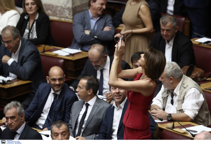 Το backstage της ορκωμοσίας στη Βουλή: Τα πηγαδάκια, οι συγγενείς στα θεωρία και το πορτοκαλί πουκάμισο του Τσακαλώτου [εικόνες] | iefimerida.gr 20