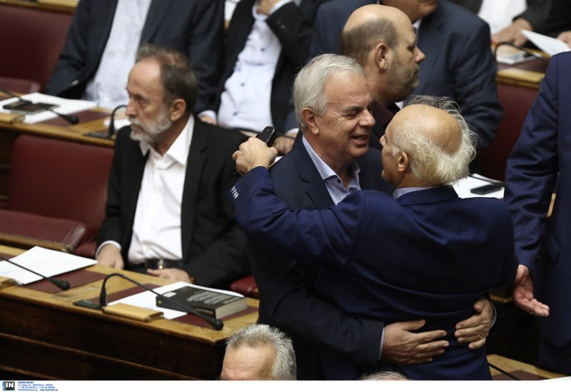 Το backstage της ορκωμοσίας στη Βουλή: Τα πηγαδάκια, οι συγγενείς στα θεωρία και το πορτοκαλί πουκάμισο του Τσακαλώτου [εικόνες] | iefimerida.gr 21