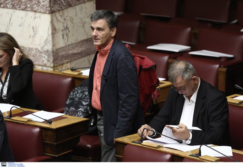 Το backstage της ορκωμοσίας στη Βουλή: Τα πηγαδάκια, οι συγγενείς στα θεωρία και το πορτοκαλί πουκάμισο του Τσακαλώτου [εικόνες] | iefimerida.gr 24