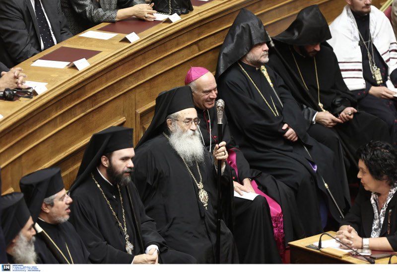 Το backstage της ορκωμοσίας στη Βουλή: Τα πηγαδάκια, οι συγγενείς στα θεωρία και το πορτοκαλί πουκάμισο του Τσακαλώτου [εικόνες] | iefimerida.gr 10