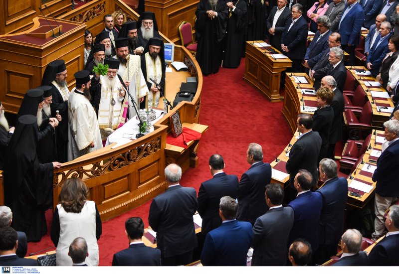 Το backstage της ορκωμοσίας στη Βουλή: Τα πηγαδάκια, οι συγγενείς στα θεωρία και το πορτοκαλί πουκάμισο του Τσακαλώτου [εικόνες] | iefimerida.gr 9