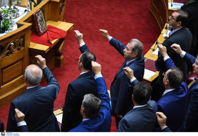 Το backstage της ορκωμοσίας στη Βουλή: Τα πηγαδάκια, οι συγγενείς στα θεωρία και το πορτοκαλί πουκάμισο του Τσακαλώτου [εικόνες] | iefimerida.gr 8