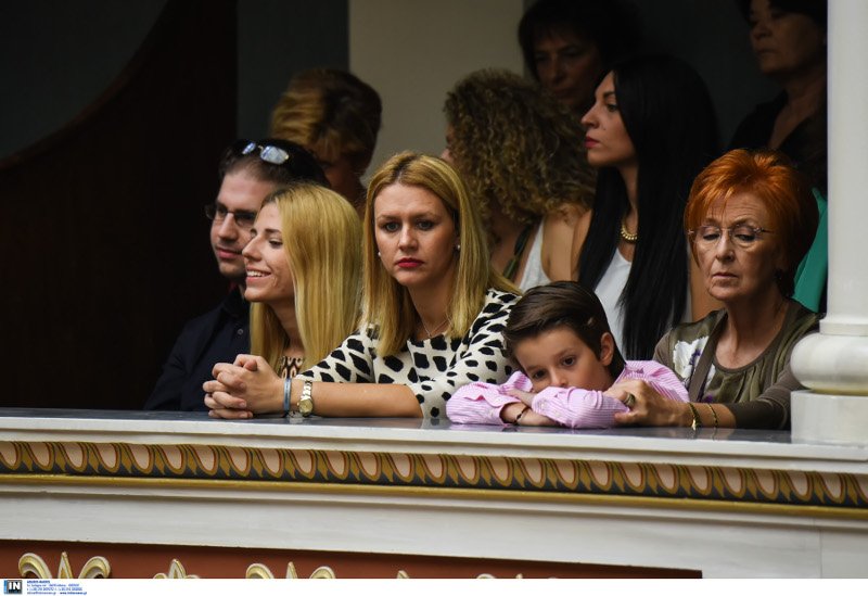 Το backstage της ορκωμοσίας στη Βουλή: Τα πηγαδάκια, οι συγγενείς στα θεωρία και το πορτοκαλί πουκάμισο του Τσακαλώτου [εικόνες] | iefimerida.gr 13