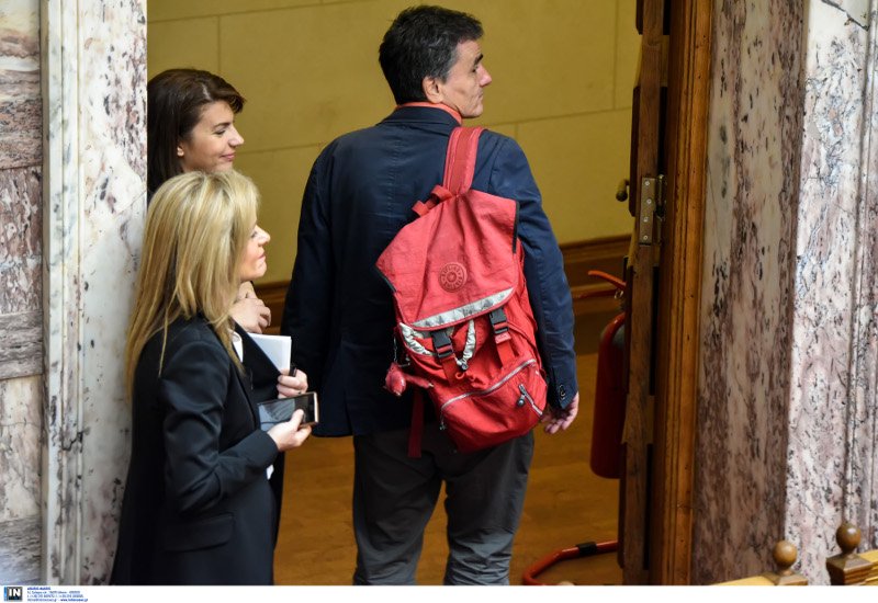 Το backstage της ορκωμοσίας στη Βουλή: Τα πηγαδάκια, οι συγγενείς στα θεωρία και το πορτοκαλί πουκάμισο του Τσακαλώτου [εικόνες] | iefimerida.gr 23