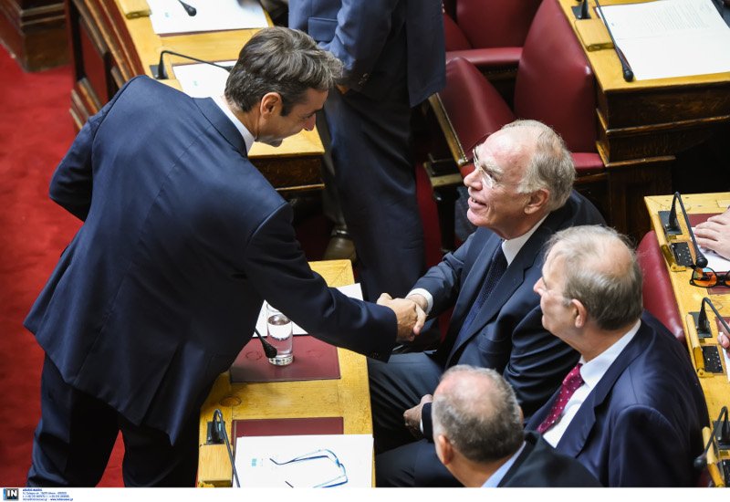 Το backstage της ορκωμοσίας στη Βουλή: Τα πηγαδάκια, οι συγγενείς στα θεωρία και το πορτοκαλί πουκάμισο του Τσακαλώτου [εικόνες] | iefimerida.gr 7