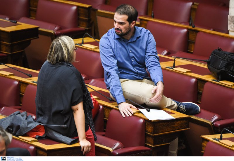 Το backstage της ορκωμοσίας στη Βουλή: Τα πηγαδάκια, οι συγγενείς στα θεωρία και το πορτοκαλί πουκάμισο του Τσακαλώτου [εικόνες] | iefimerida.gr 17