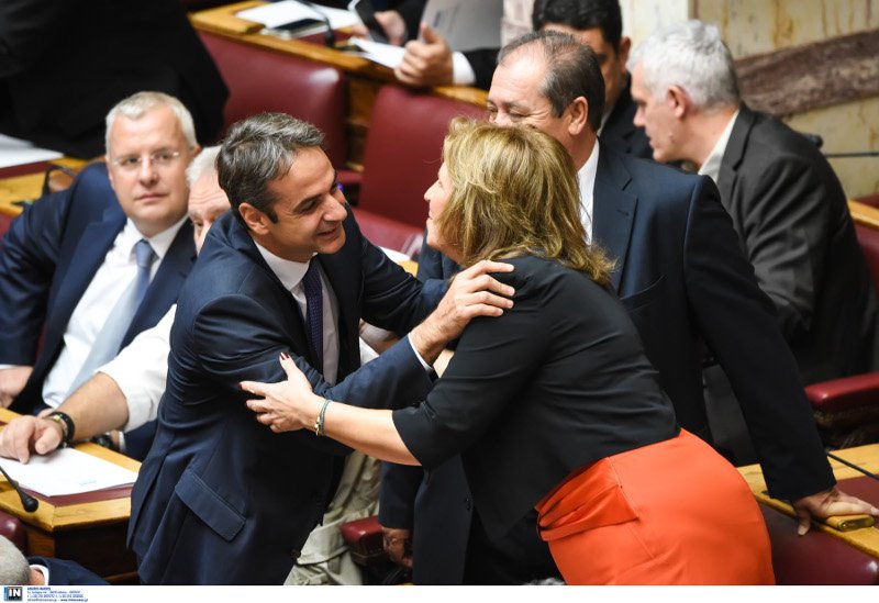 Το backstage της ορκωμοσίας στη Βουλή: Τα πηγαδάκια, οι συγγενείς στα θεωρία και το πορτοκαλί πουκάμισο του Τσακαλώτου [εικόνες] | iefimerida.gr 18