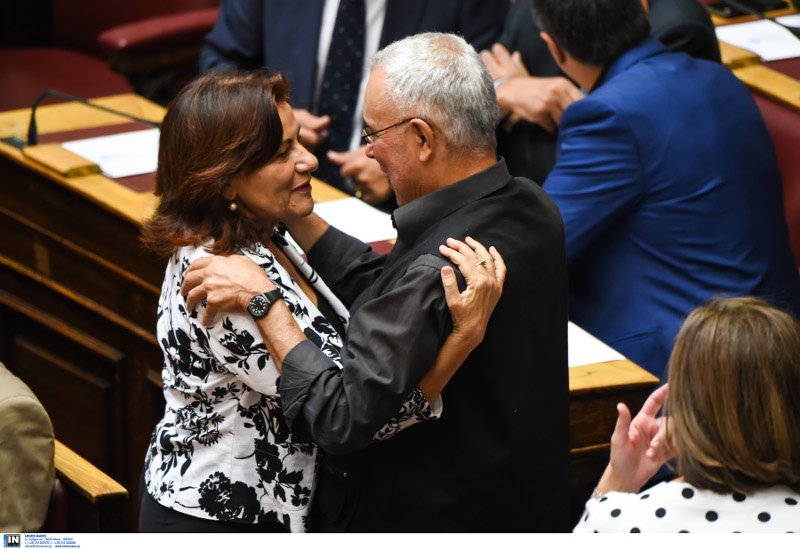 Το backstage της ορκωμοσίας στη Βουλή: Τα πηγαδάκια, οι συγγενείς στα θεωρία και το πορτοκαλί πουκάμισο του Τσακαλώτου [εικόνες] | iefimerida.gr 19