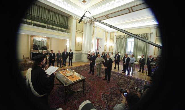 To παρασκήνιο της ορκωμοσίας: Η έκπληξη Χαϊκάλη, η χαρά του Κατρούγκαλου και η βλοσυρή ματιά του Πολάκη [εικόνες] | iefimerida.gr 2