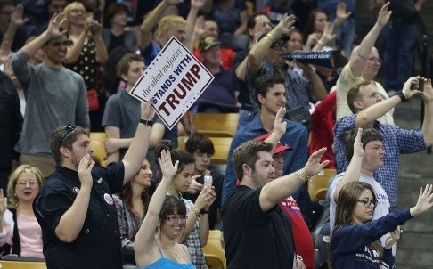 Τραμπ: Δεν χαιρετάμε ναζιστικά στις συγκεντρώσεις μου -Σηκώνουμε τα χέρια ψηλά, διασκεδάζουμε [βίντεο] | iefimerida.gr 1