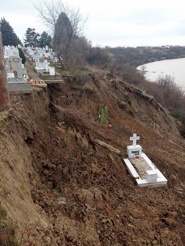 «Βουλιάζει» ο νομός Σερρών -Ανοιξε η γη και κατάπιε τάφο στον Εβρο [εικόνες] | iefimerida.gr 4