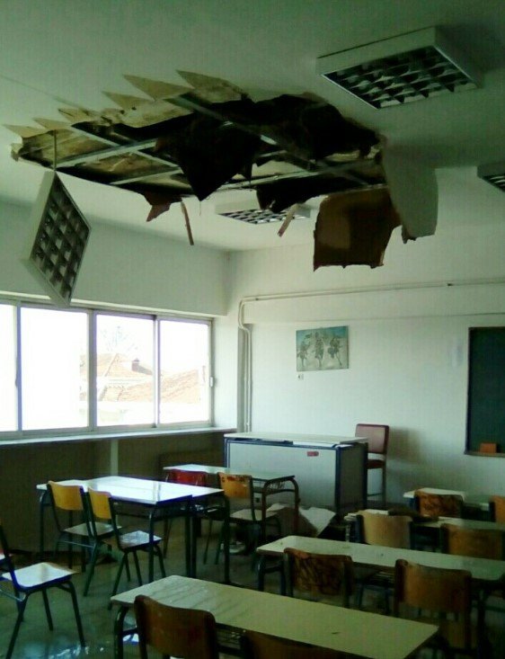Kατέρρευσε οροφή σε αίθουσα σχολείου στα Τρίκαλα [εικόνα] | iefimerida.gr 0