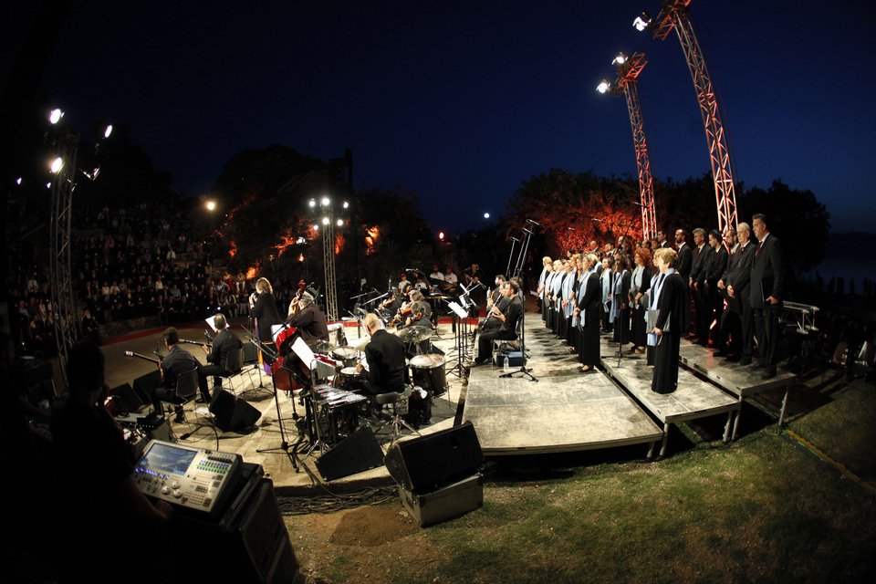 H Μαρία Φαραντούρη τραγούδησε για τους ιερείς, επικεφαλής των εκκλησιών στην Κρήτη [εικόνες & βίντεο] | iefimerida.gr 5