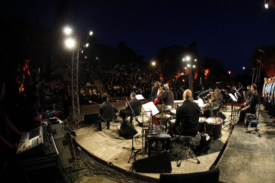 H Μαρία Φαραντούρη τραγούδησε για τους ιερείς, επικεφαλής των εκκλησιών στην Κρήτη [εικόνες & βίντεο] | iefimerida.gr 1