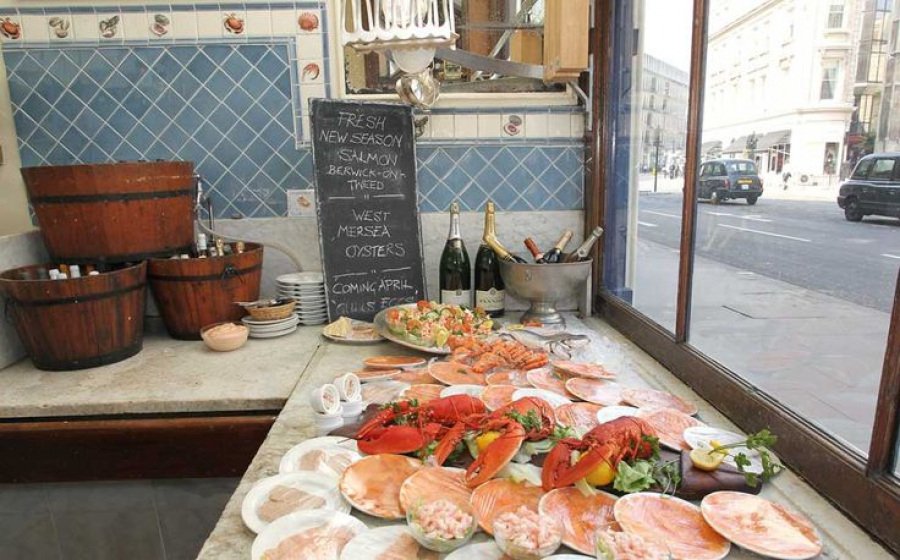 Φάτε όστρακα στο στέκι των γκάνγκστερ -Το αρχαιότερο λονδρέζικο εστιατόριο - Από το 1889 [εικόνες]   | iefimerida.gr 1