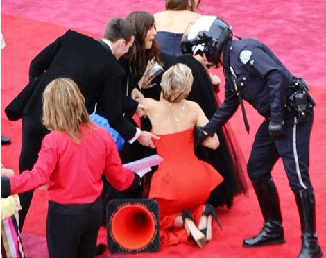 Η Τζένιφερ Λόρενς μας δουλεύει: Μετά από δύο τούμπες στα όσκαρ μέτρησε και πάλι τα σκαλιά [εικόνες] | iefimerida.gr 4