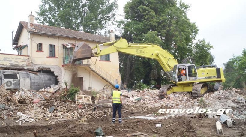 Aδενδρο: Κατεδάφισαν κτίριο για να ελευθερωθεί η μηχανή του τρένου [εικόνες & βίντεο] | iefimerida.gr 0