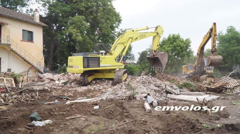 Aδενδρο: Κατεδάφισαν κτίριο για να ελευθερωθεί η μηχανή του τρένου [εικόνες & βίντεο] | iefimerida.gr 1