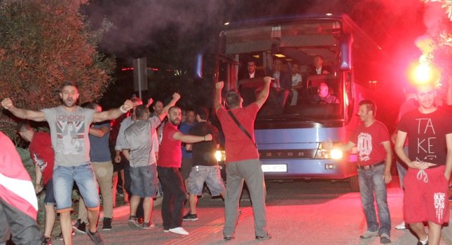 Υποδοχή «πρωταθλητών» στο ΣΕΦ από τον κόσμο του Ολυμπιακού [εικόνες] | iefimerida.gr 1