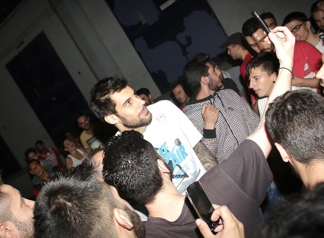 Υποδοχή «πρωταθλητών» στο ΣΕΦ από τον κόσμο του Ολυμπιακού [εικόνες] | iefimerida.gr 3