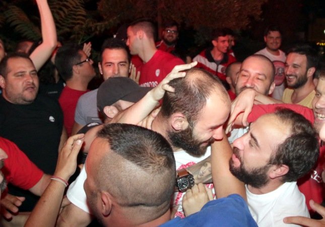 Υποδοχή «πρωταθλητών» στο ΣΕΦ από τον κόσμο του Ολυμπιακού [εικόνες] | iefimerida.gr 5