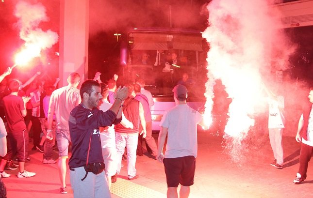 Υποδοχή «πρωταθλητών» στο ΣΕΦ από τον κόσμο του Ολυμπιακού [εικόνες] | iefimerida.gr 0