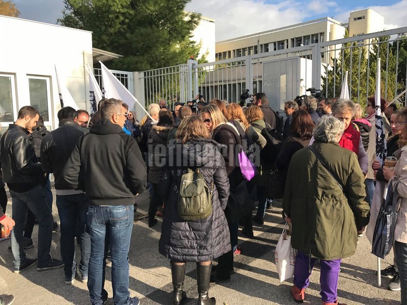 Συγκέντρωση αλληλεγγύης στην καταδικασθείσα καθαρίστρια από τον Βόλο που πλαστογράφησε το πτυχίο Δημοτικού (από Ε' τάξη το έκανε ΣΤ' τάξη) προκειμένου να εξασφαλίσει θέση εργασίας πραγματοποίησαν μέλη του συνδικάτου εργαζομένων ΟΤΑ Αττικής έξω από το υπουργείο Δικαιοσύνης