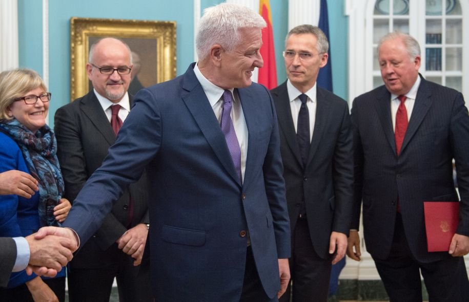 Το Μαυροβούνιο μπήκε στο ΝΑΤΟ -Παρά το «σπρώξιμο» του πρωθυπουργού του από τον Τραμπ [εικόνες] | iefimerida.gr 1