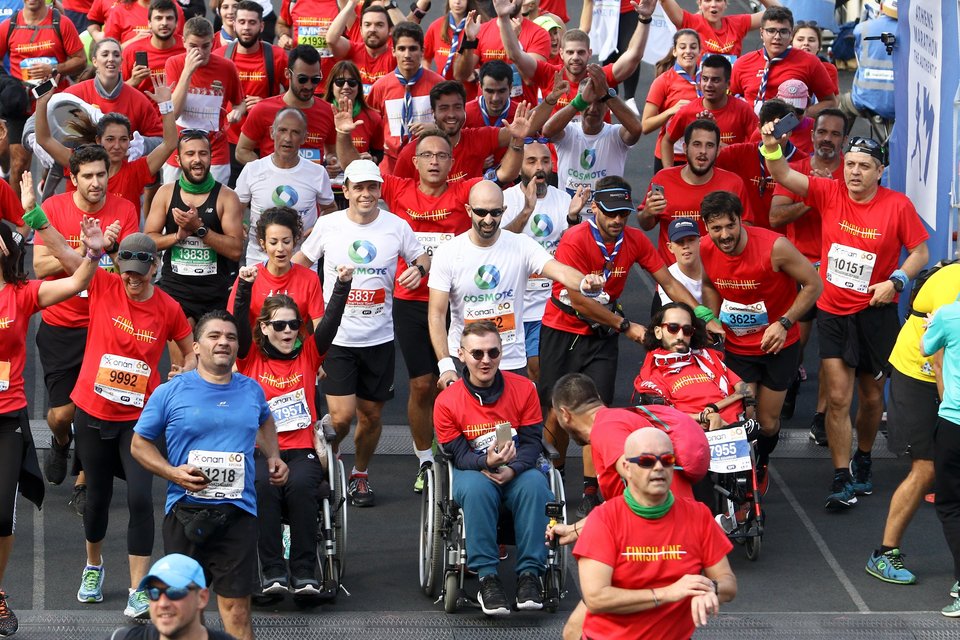 Εθελοντές μαραθωνοδρόμοι του Ομίλου ΟΤΕ διένυσαν τα 42χλμ μαζί με αθλητές με αμαξίδιο του MDA Ελλάς | iefimerida.gr 1