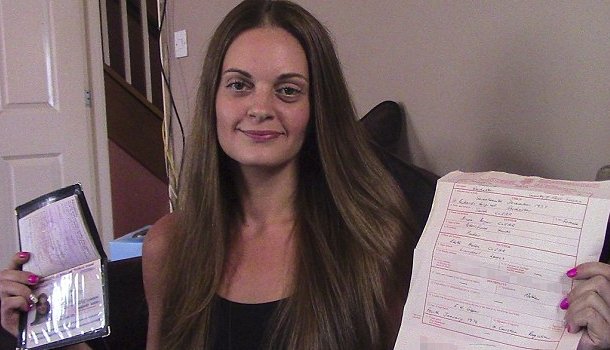 Είναι 39 ετών αλλά δεν της πωλούν τσιγάρα γιατί μοιάζει με... έφηβη! [εικόνες] | iefimerida.gr 0