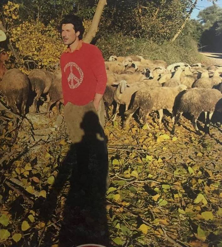 Ο ηθοποιός Οθωνας Μεταξάς έβγαλε το κουστούμι και φόρεσε γαλότσες -Καλλιεργεί καρύδια στην Κόρινθο [εικόνες] | iefimerida.gr 0