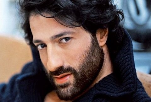 Ο ηθοποιός Οθωνας Μεταξάς έβγαλε το κουστούμι και φόρεσε γαλότσες -Καλλιεργεί καρύδια στην Κόρινθο [εικόνες] | iefimerida.gr 3