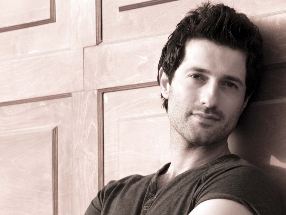 Ο ηθοποιός Οθωνας Μεταξάς έβγαλε το κουστούμι και φόρεσε γαλότσες -Καλλιεργεί καρύδια στην Κόρινθο [εικόνες] | iefimerida.gr 4