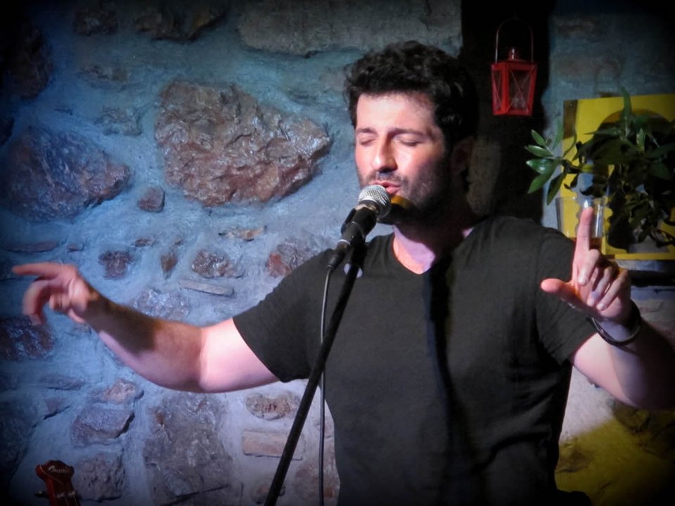 Ο ηθοποιός Οθωνας Μεταξάς έβγαλε το κουστούμι και φόρεσε γαλότσες -Καλλιεργεί καρύδια στην Κόρινθο [εικόνες] | iefimerida.gr 5