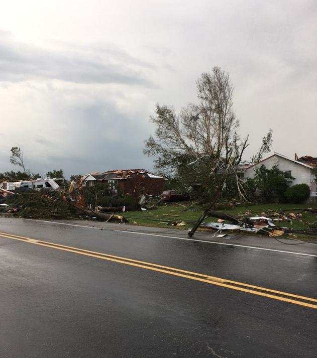 «Εμπόλεμη ζώνη» η επαρχία της Οτάβα από σαρωτικό πέρασμα ανεμοστρόβιλου [εικόνες & βίντεο]  | iefimerida.gr 3