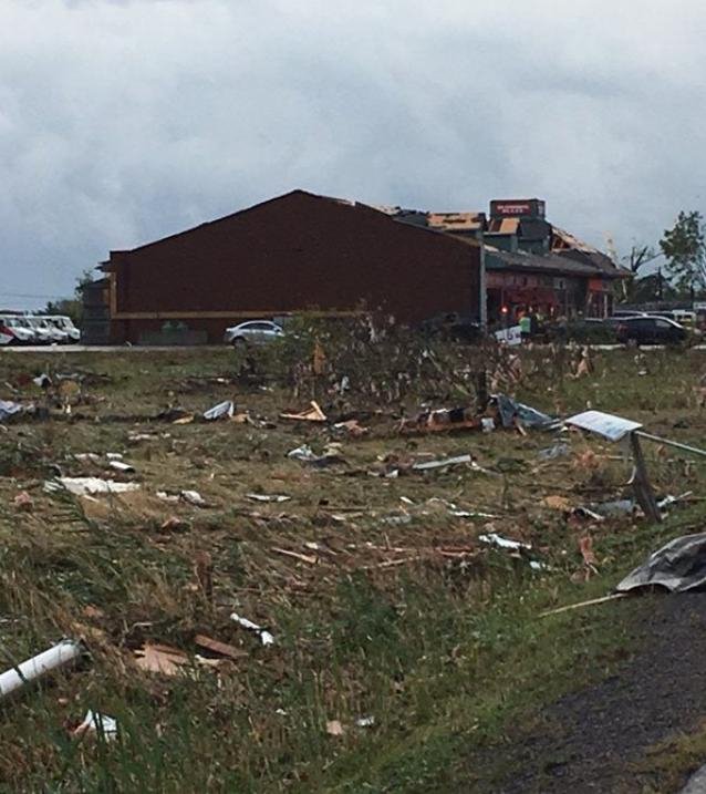 «Εμπόλεμη ζώνη» η επαρχία της Οτάβα από σαρωτικό πέρασμα ανεμοστρόβιλου [εικόνες & βίντεο]  | iefimerida.gr 4